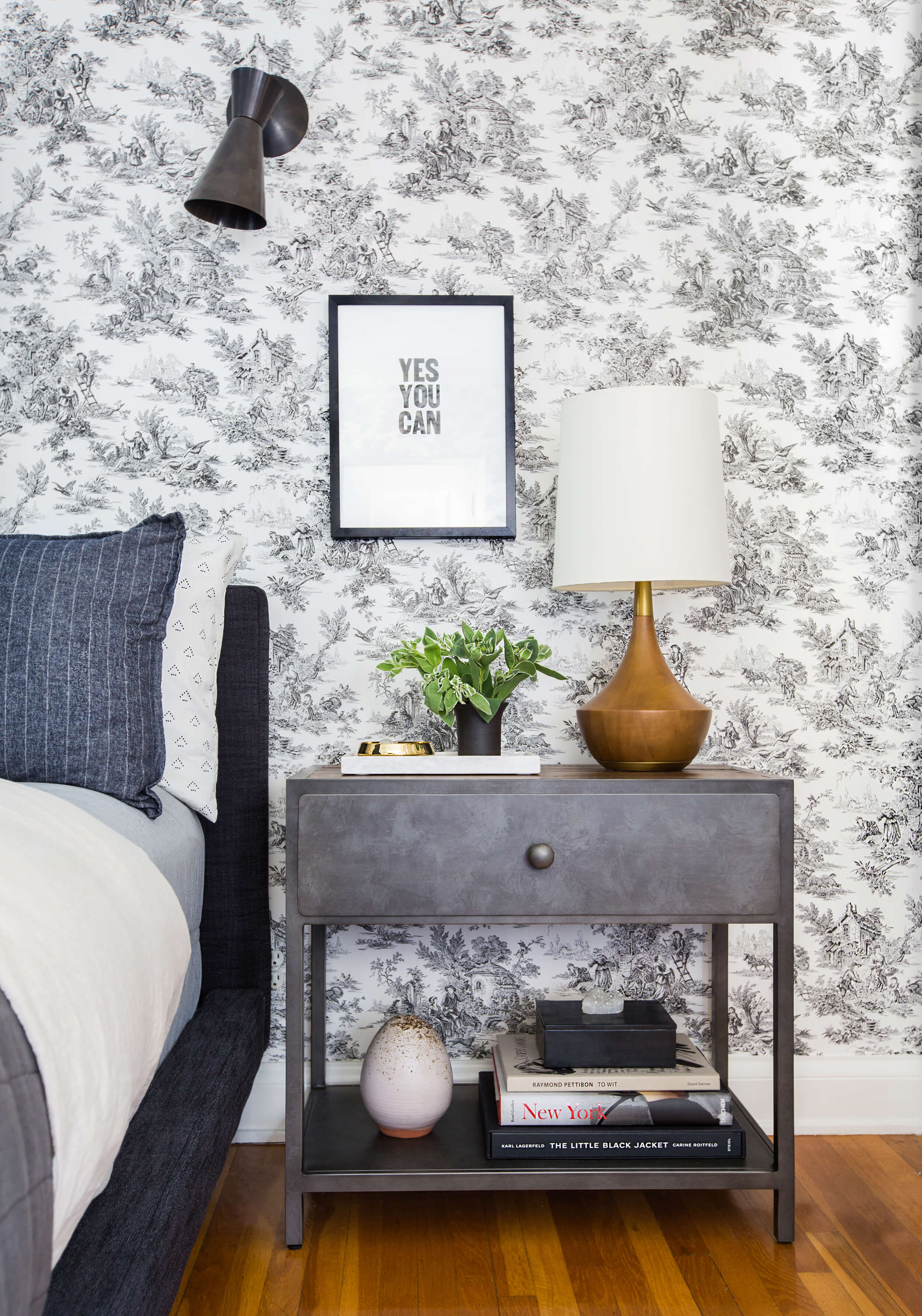 Emily Henderson Full Design Little Guest Room Traditional - Toile Bedroom Modern - HD Wallpaper 