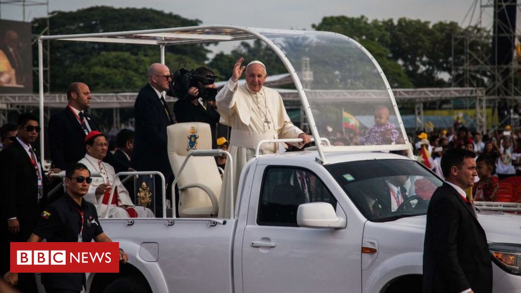 Pope Francis Gets Into A Vehicle Upon His Arrival At - Bbc News - HD Wallpaper 