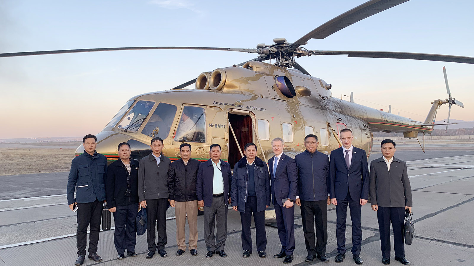 Senior General Min Aung Hlaing And His Entourage Pose - Myanmar Air Force Helicopter - HD Wallpaper 