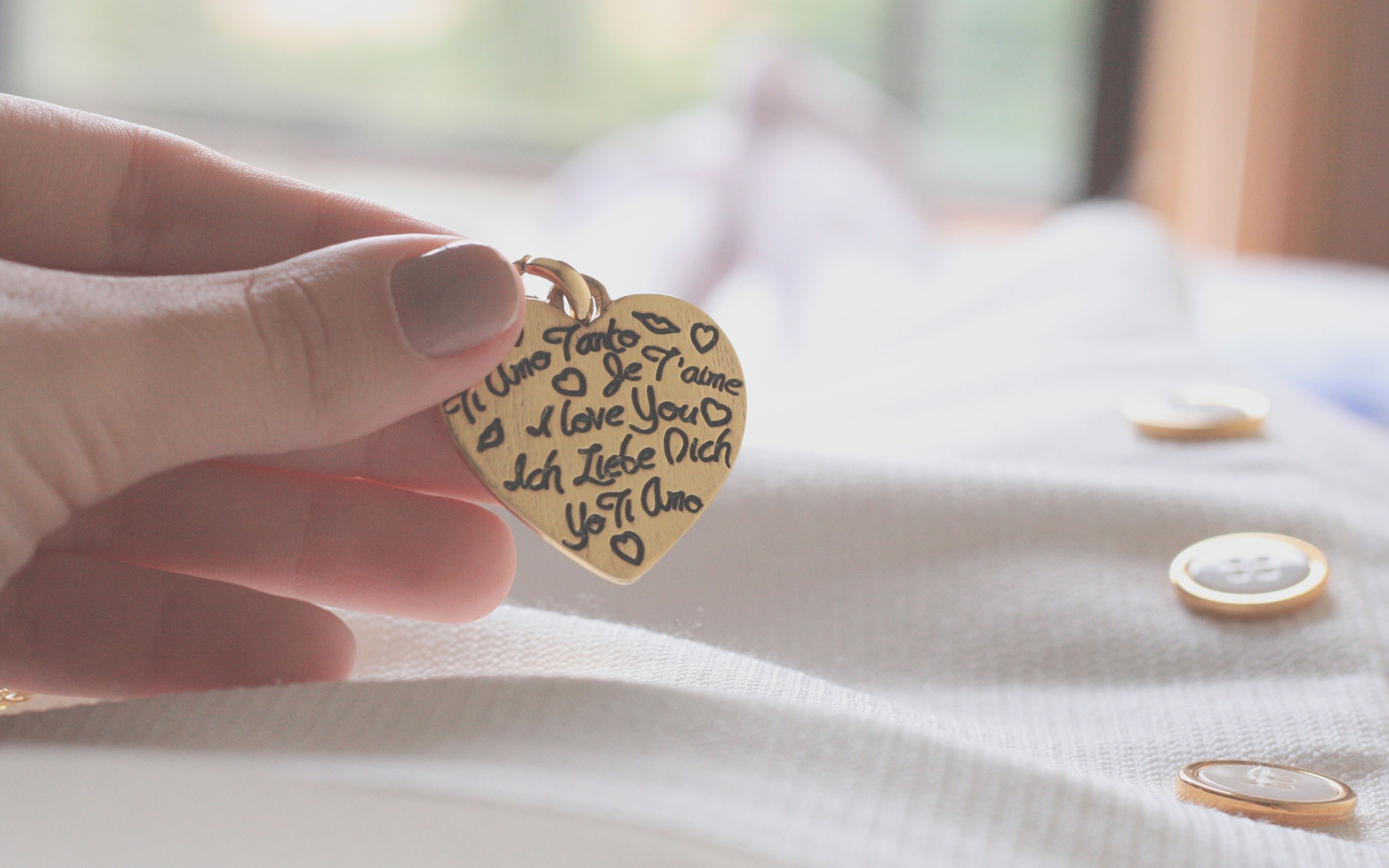 Heart Pendant Wallpaper - HD Wallpaper 