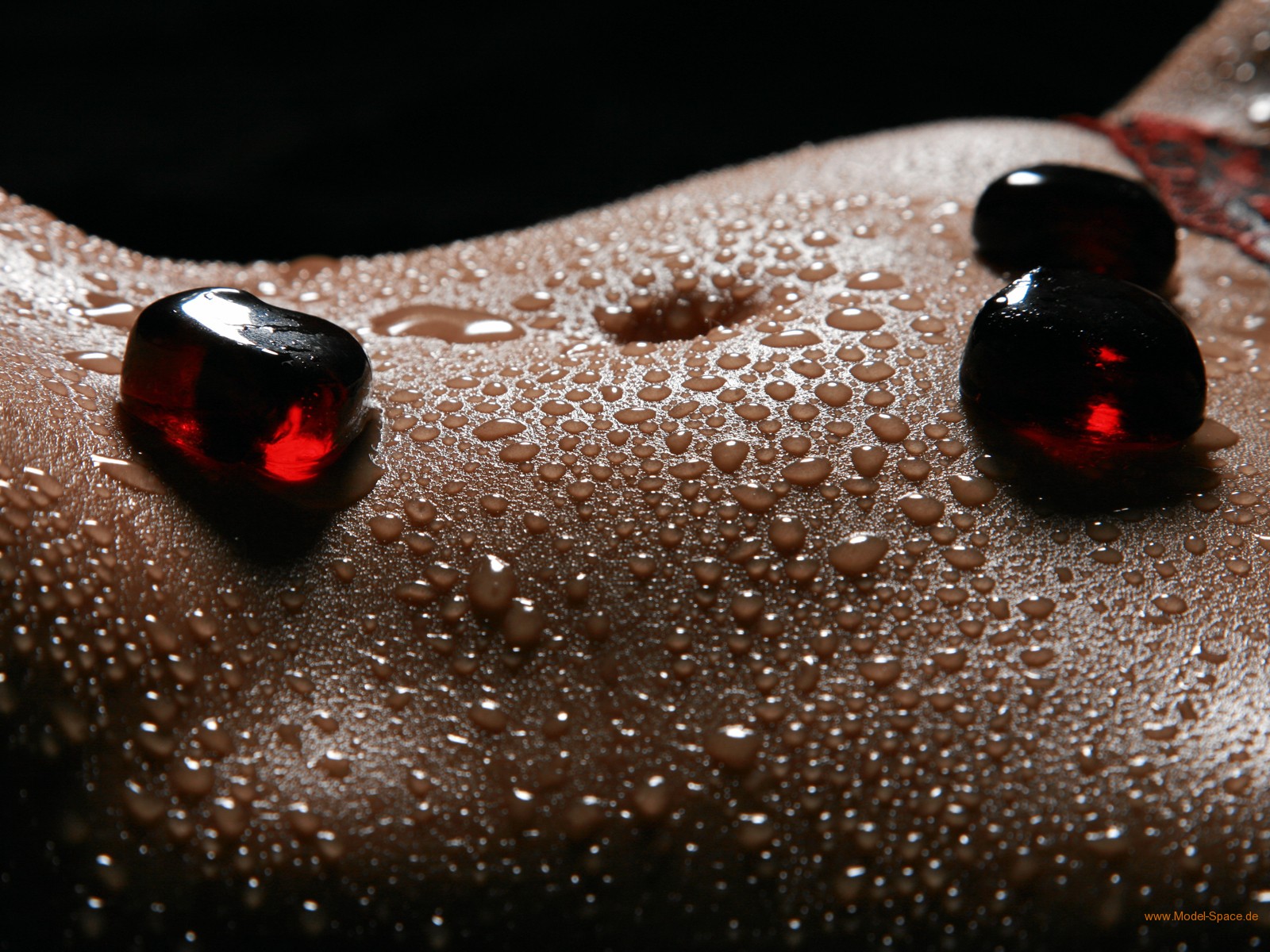 Dessous, Bauch Mit Wassertropfen Mit Roten Herzen Aus - Macro Photography - HD Wallpaper 