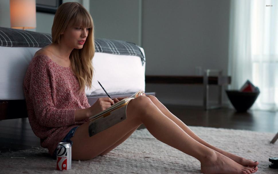 Taylor Swift Wallpaper,celebrity Hd Wallpaper,celebrities - Taylor Swift Feet - HD Wallpaper 