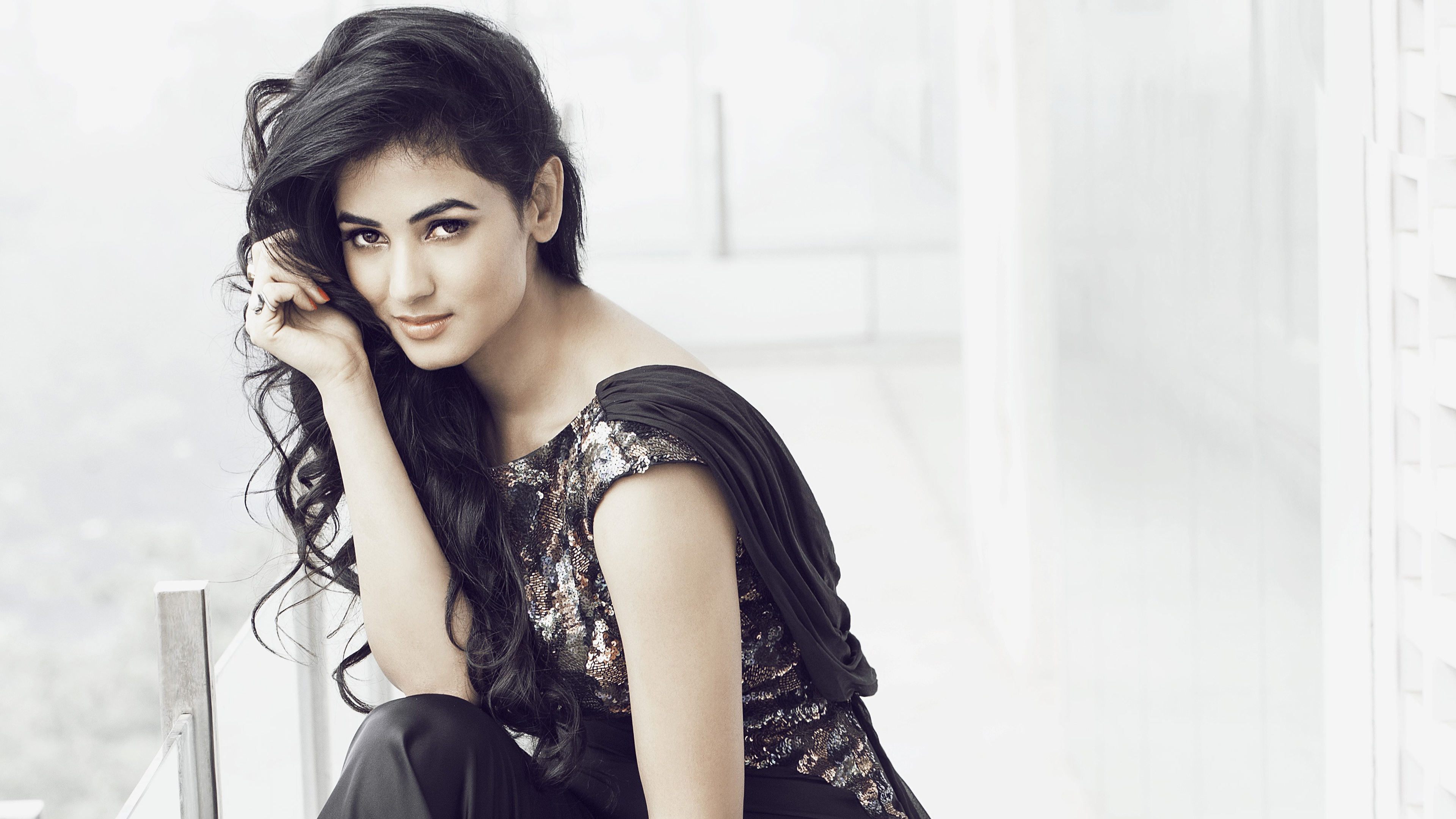 Sonal Chauhan Pic Hd - HD Wallpaper 