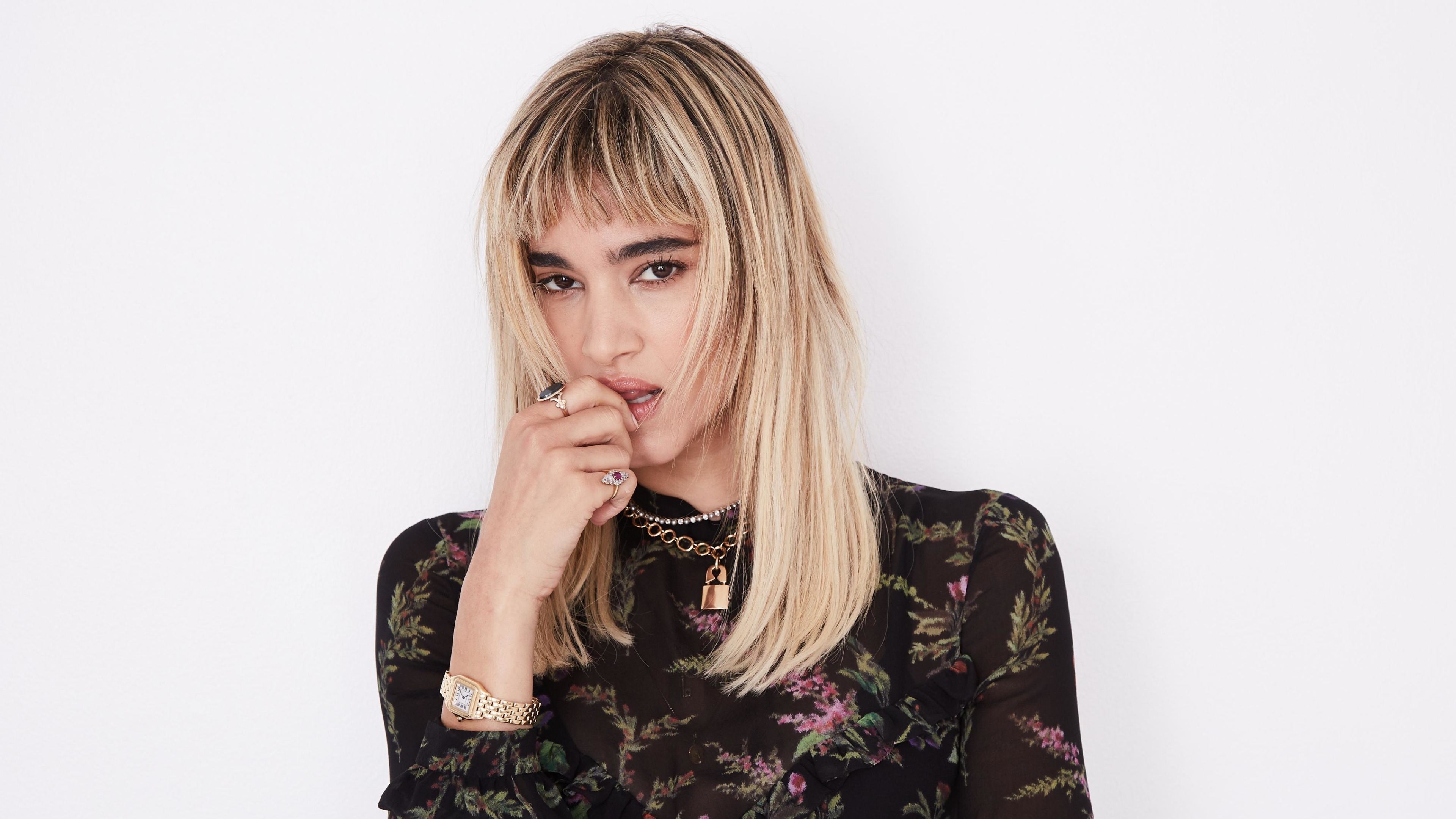 Boutella Sofia Vs Anya Chalotra - HD Wallpaper 