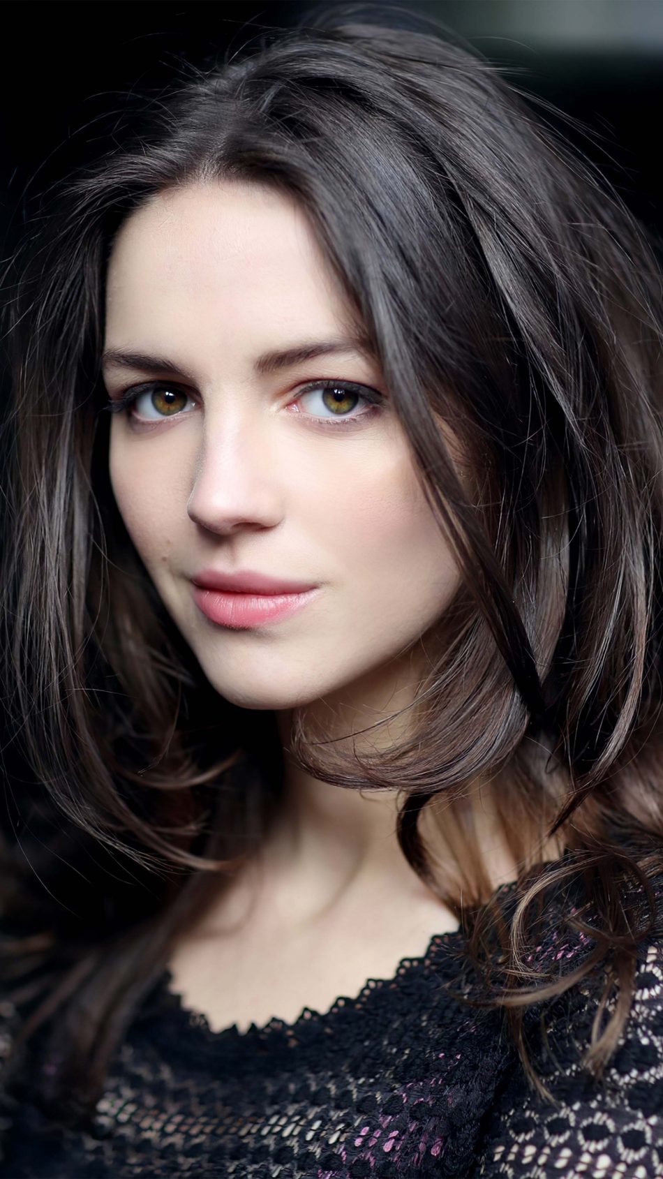 Actress Ella Hunt 4k Ultra Hd Mobile Wallpaper - Ella Hunt - HD Wallpaper 