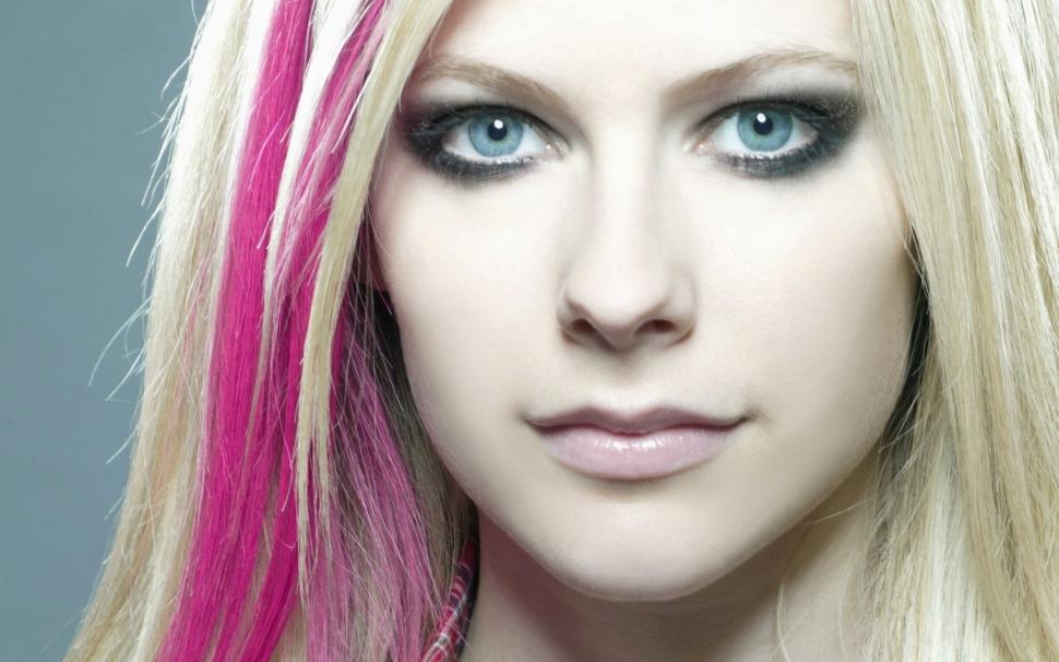 Avril Lavigne Wallpaper,celebrities Hd Wallpaper,2560x1600avril - Singers With Blue Eyes - HD Wallpaper 