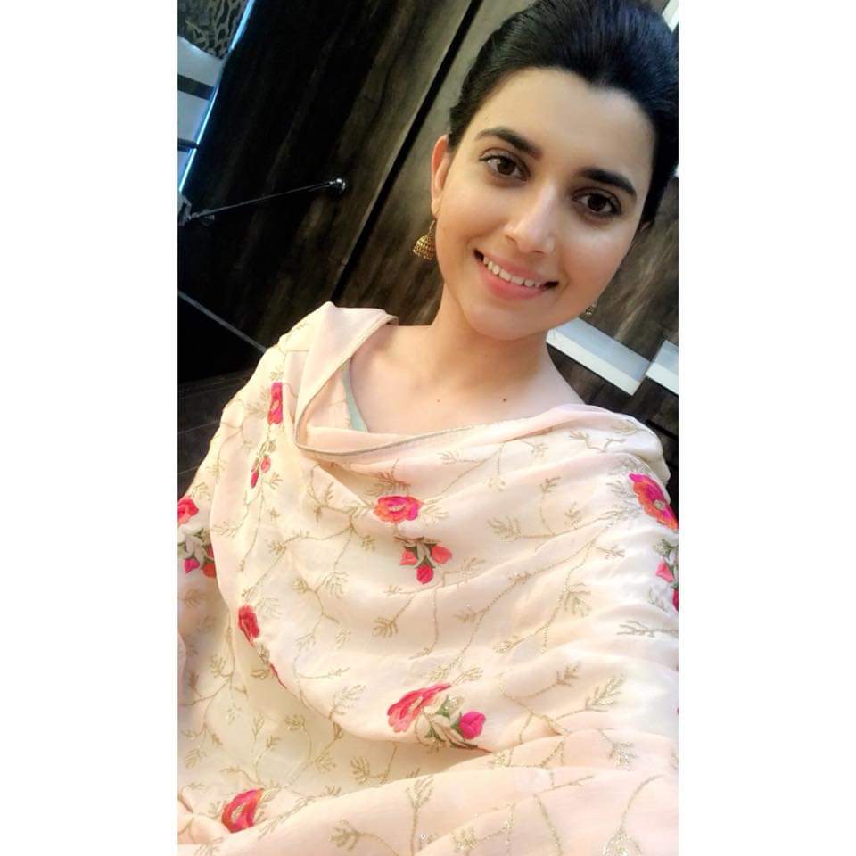 Beautiful Nimrat Khaira - HD Wallpaper 