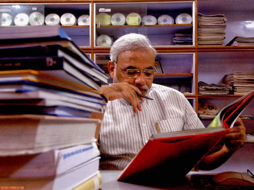 Narendra Modi Reading Books - HD Wallpaper 
