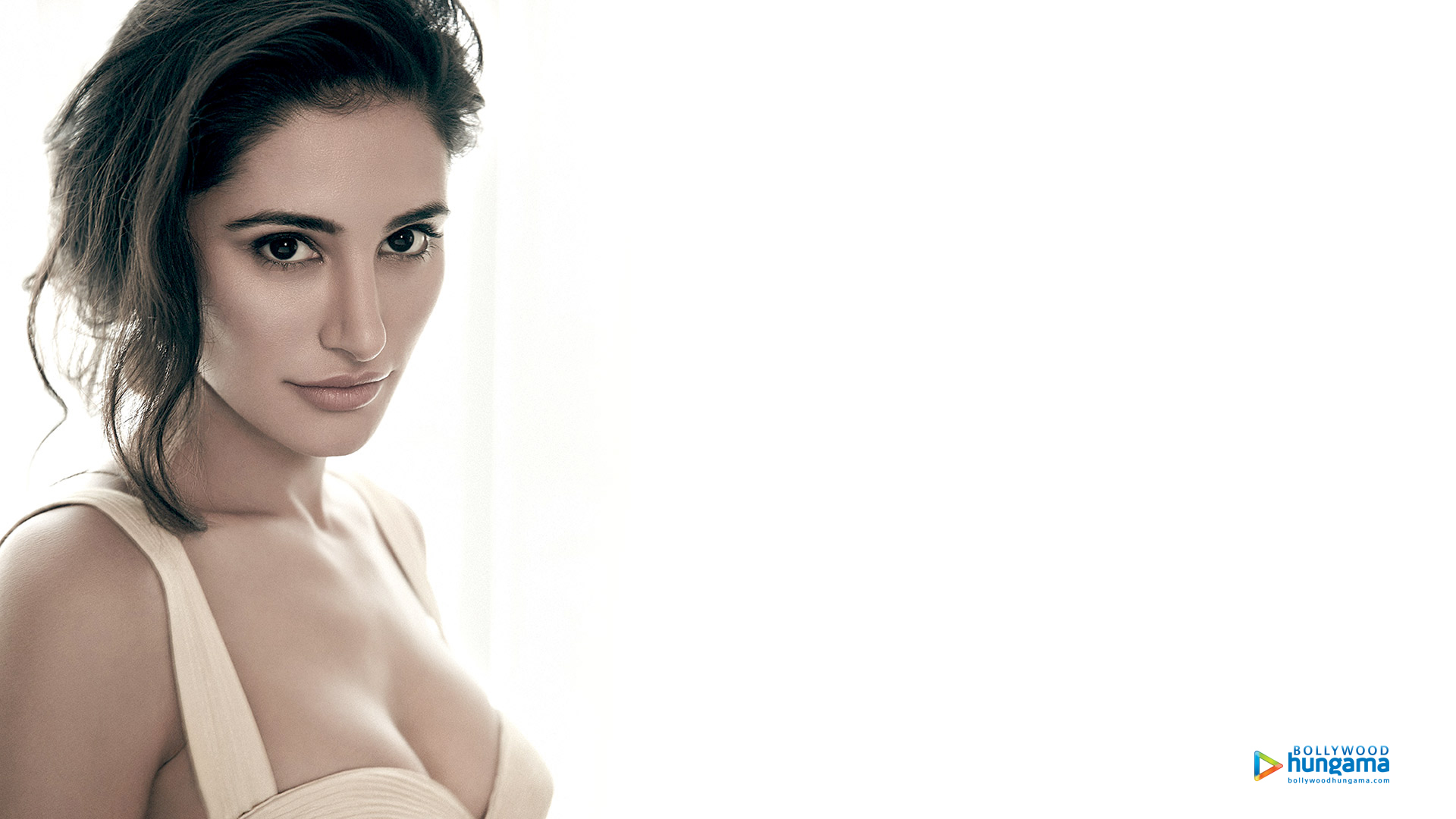 Nargis Fakhri - Bold Chest Nargis Fakhri - HD Wallpaper 