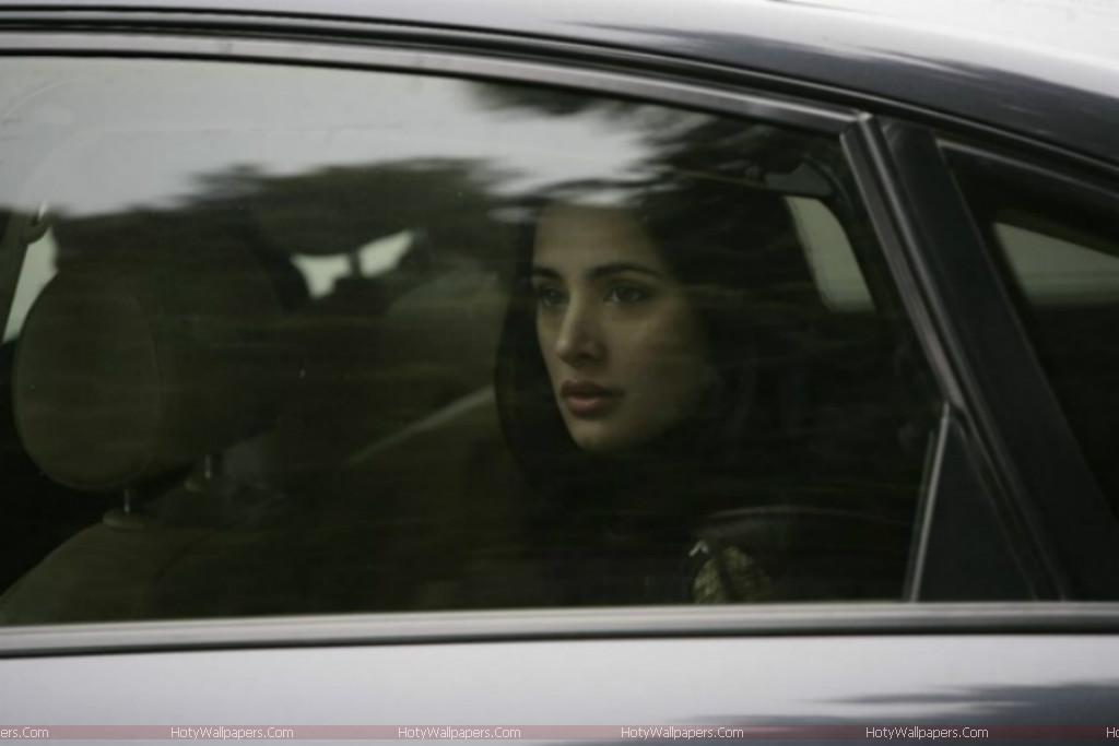 Nargis Fakhri Rockstar Wallpaper - Window - HD Wallpaper 