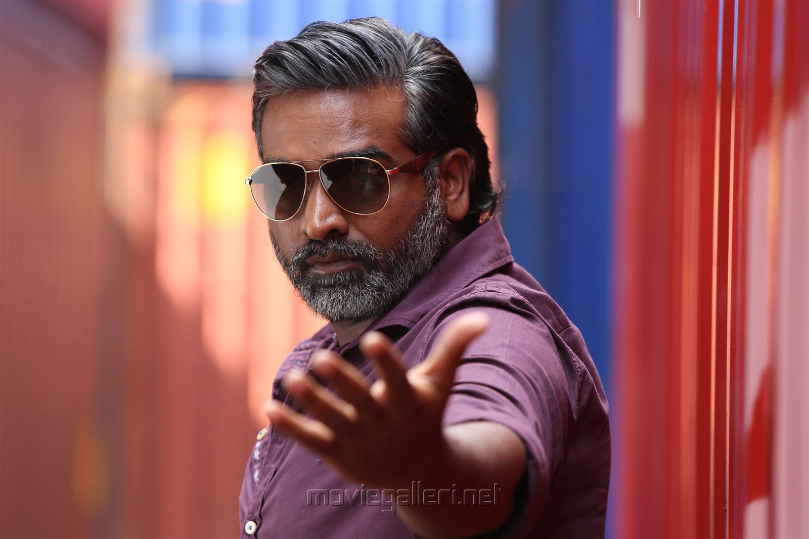 Actress Varalakshmi In Vikram Vedha Movie Images - Vikram Vedha Vijay Sethupathi - HD Wallpaper 