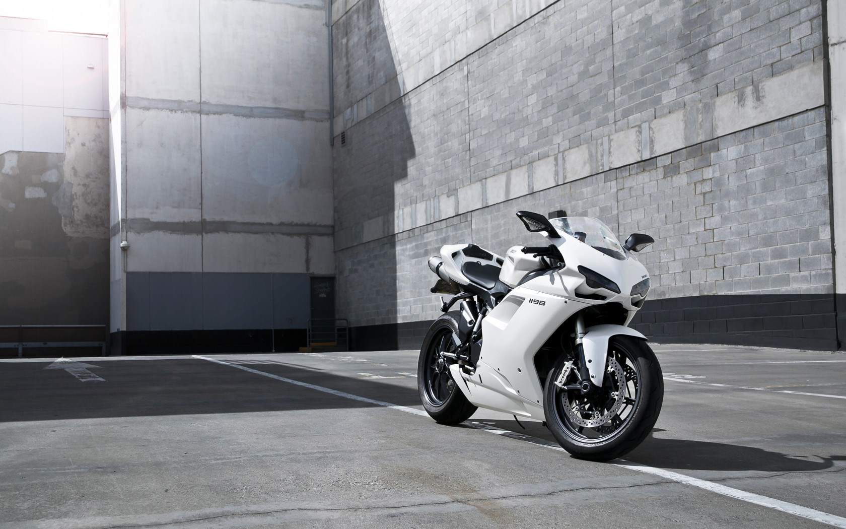 White Bike Wallpaper - HD Wallpaper 