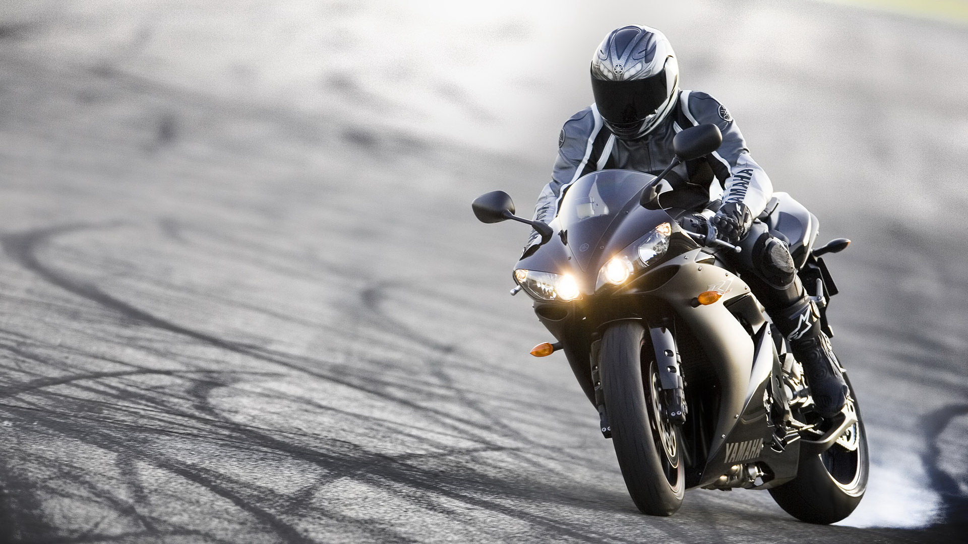 Yamaha R1 - HD Wallpaper 