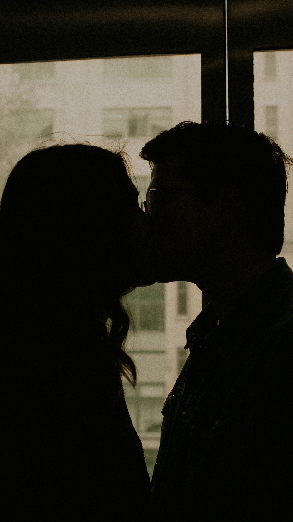 Wallpaper Couple, Kiss, Silhouettes, Window - Iphone 6 Wallpaper Hd Kiss - HD Wallpaper 