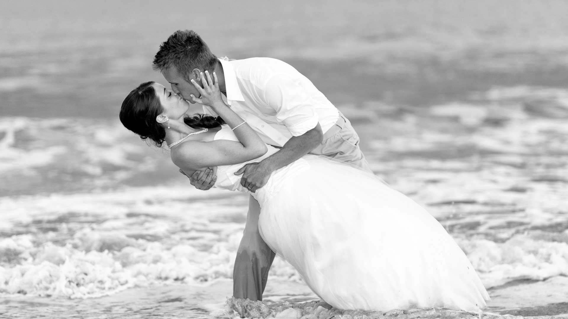 Happy Kiss Day 2016 Hd Wallpaper - Blanco Y Negro Parejas - HD Wallpaper 