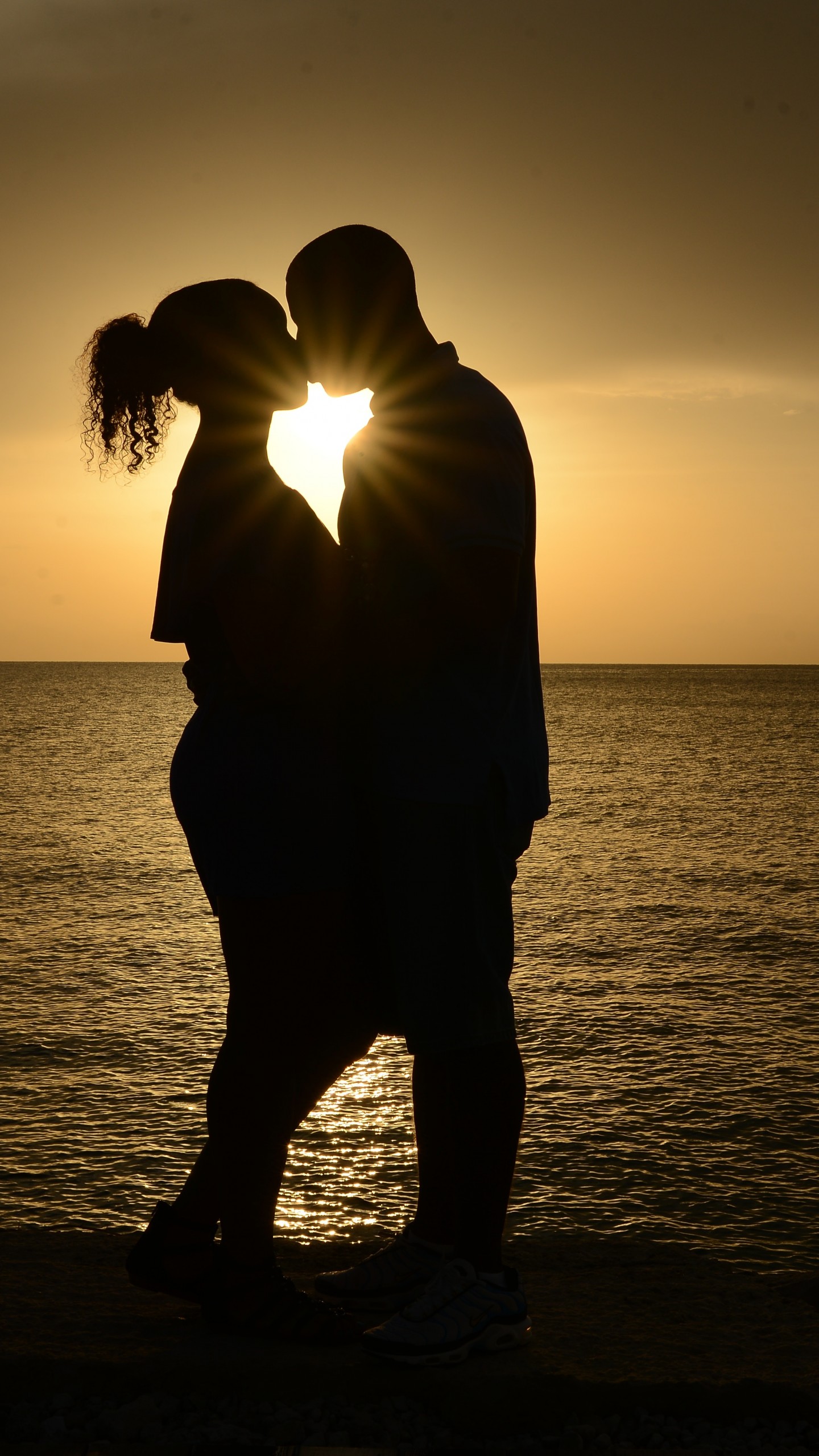 Couple Kissing Silhouette - HD Wallpaper 