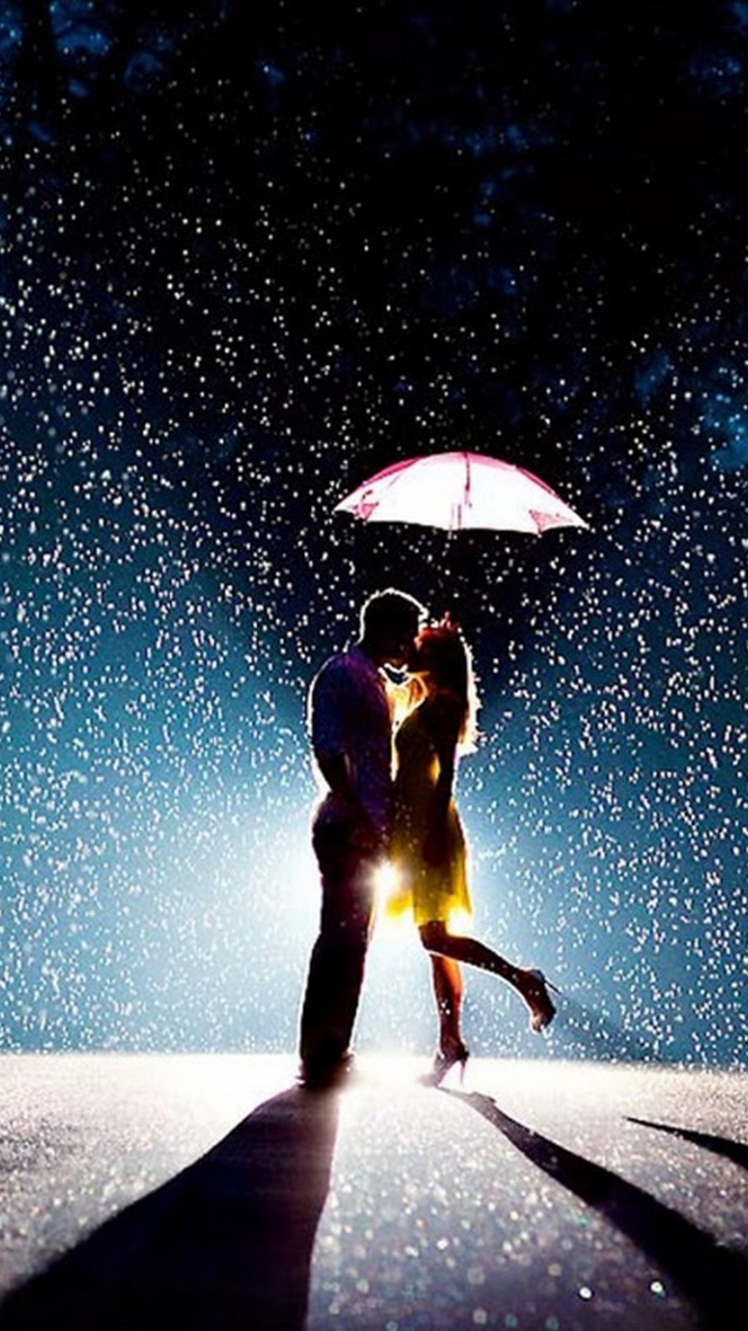 Romantic Love Couple In Rain Iphone Wallpaper Resolution - Romantic Love Couple In Rain - HD Wallpaper 