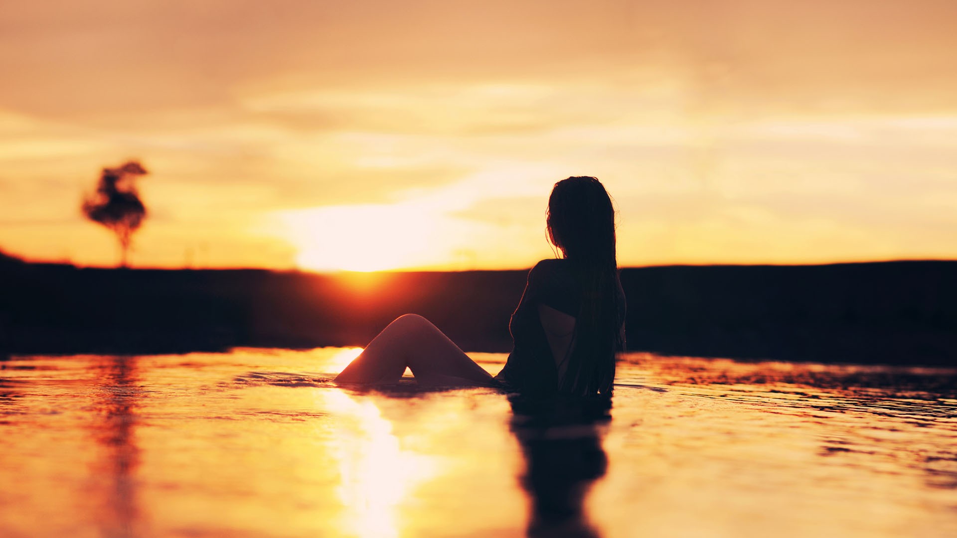 Girl On Australian Beach Sunset Wallpaper Hd - Tropical Girl - HD Wallpaper 