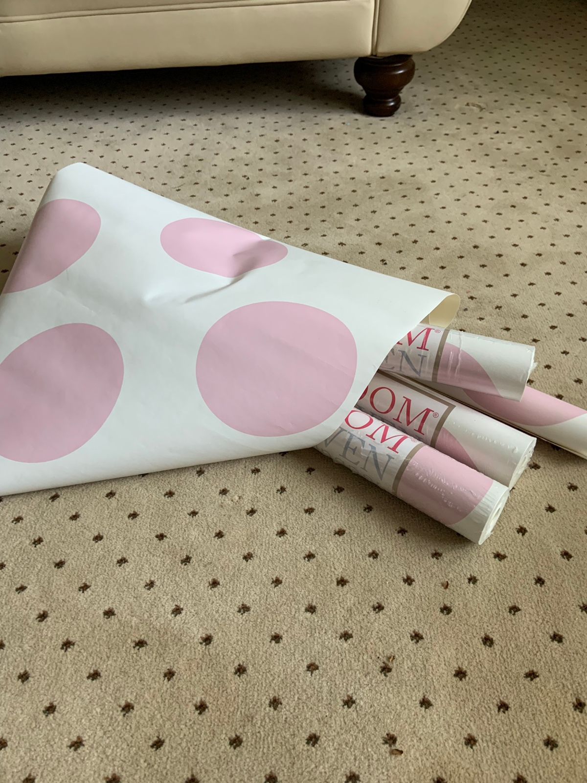 3 Unopened Rolls And 1/4 Of Another Roll - Polka Dot - HD Wallpaper 