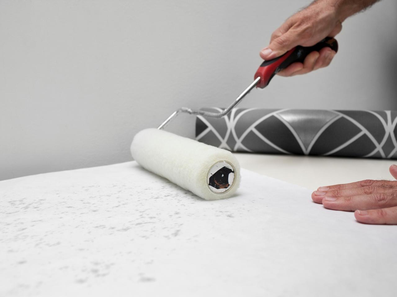 Apply Wallpaper Paste - Applying Wallpaper Paste With A Roller - 1280x959  Wallpaper 