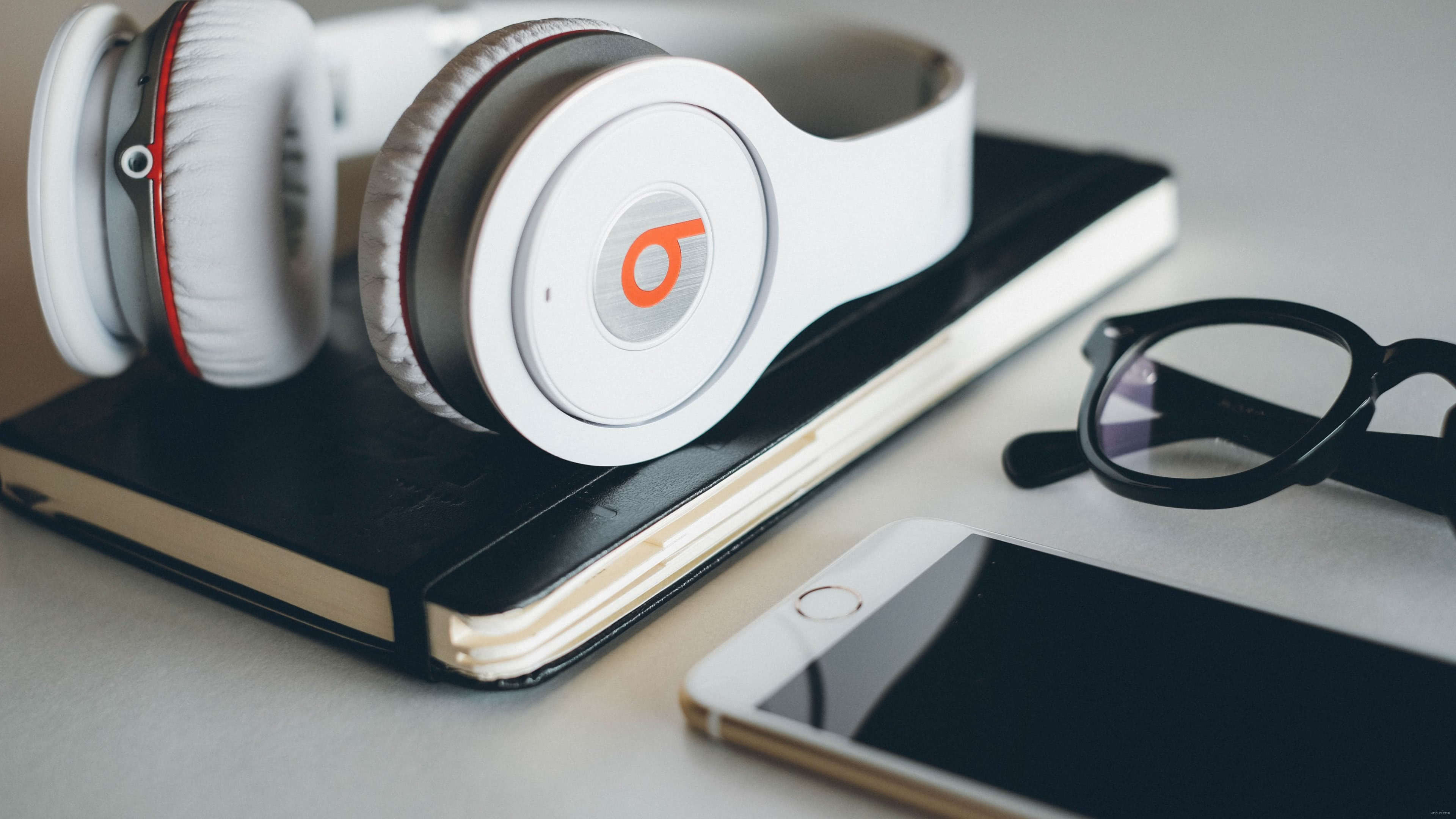 Beats Headphones Uhd 4k Wallpaper - Mobile Earphone Wallpaper Hd - HD Wallpaper 