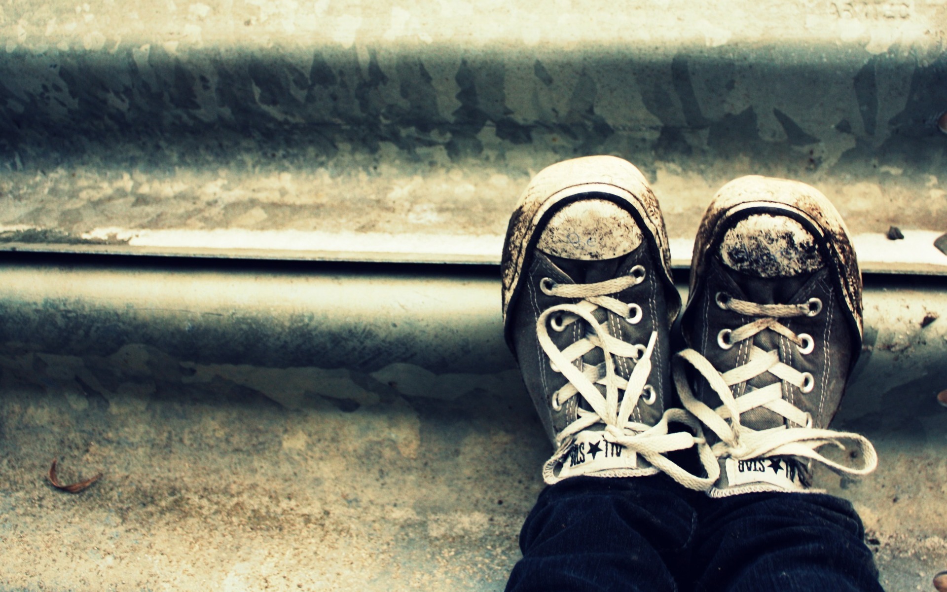 Converse - De Pies Con Zapatos - HD Wallpaper 