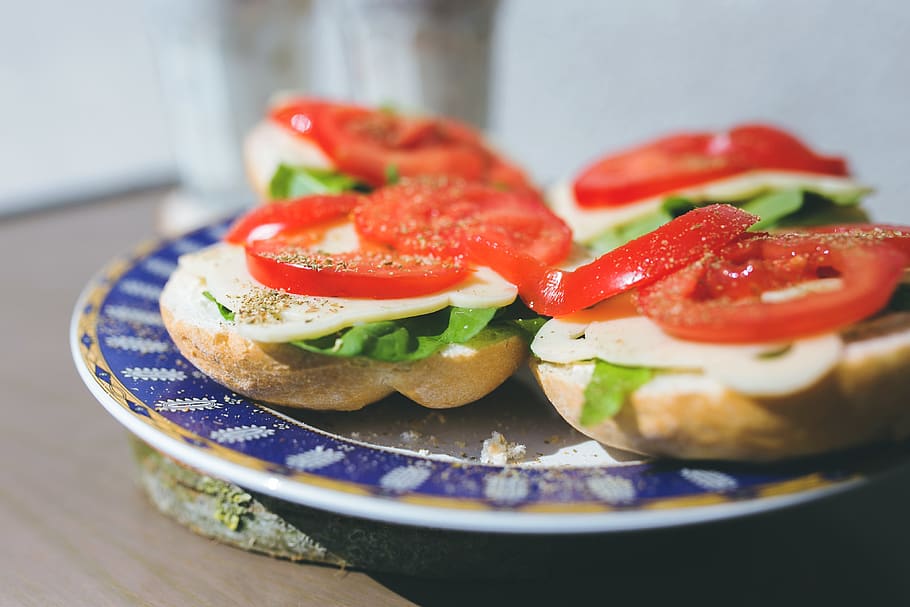 Sandwiches With Cheese, Lettuce And Tomato On A Plate, - HD Wallpaper 