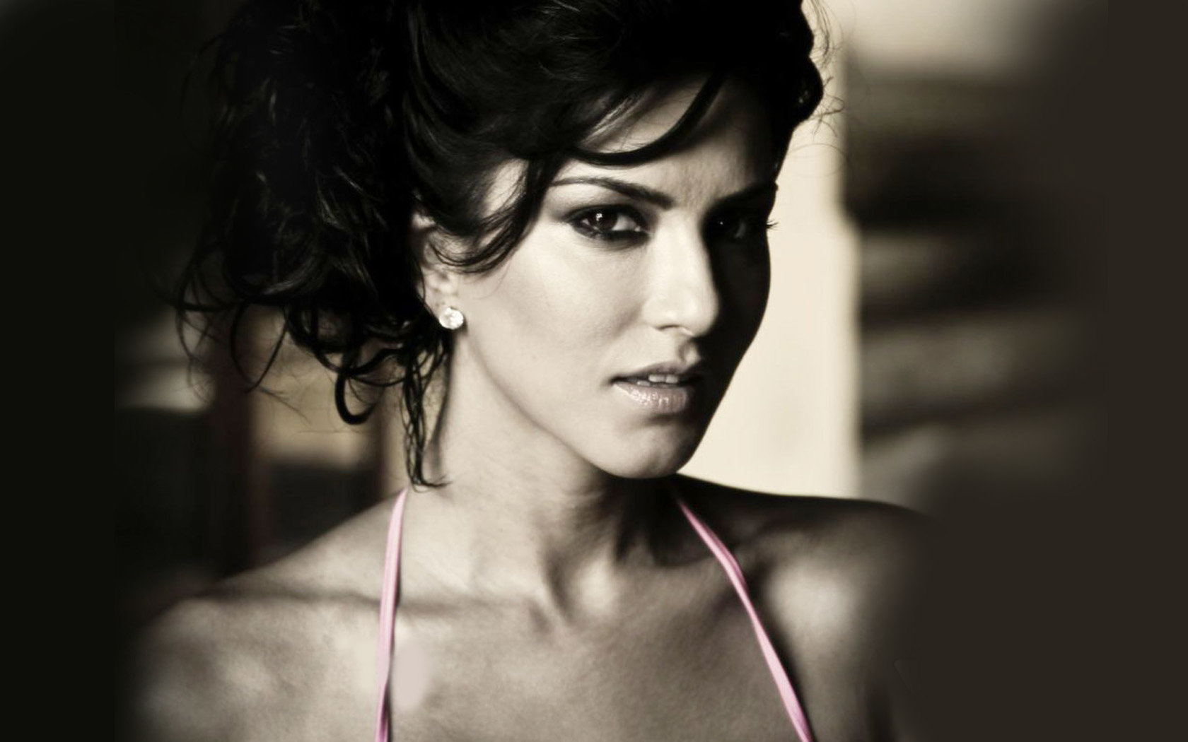 Free Download Sunny Leone Wallpaper Id - Sunny Leone Hair Buns - HD Wallpaper 