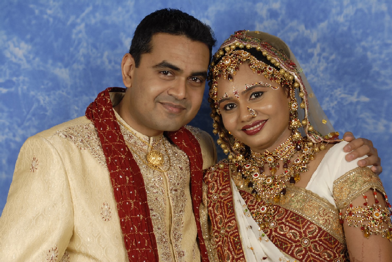 Indian Couple Wallpaper - Indian Wedding Couple - HD Wallpaper 