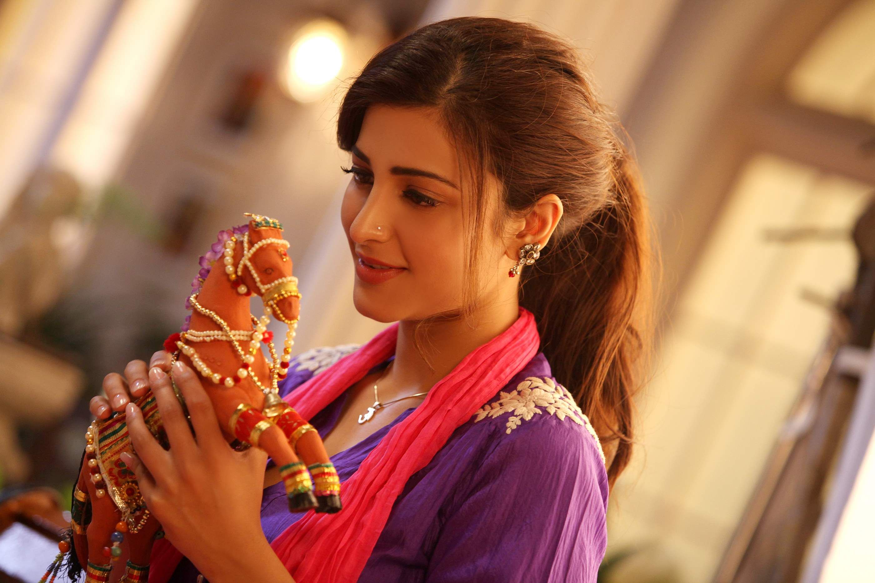 Shruti Hassan Ramaiya Vastavaiya - HD Wallpaper 