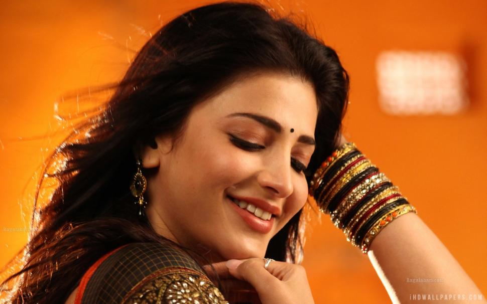 Shruti Haasan In Race Gurram Movie 2014 3 Wallpaper,2014 - Race Gurram Movie Shruti Hassan - HD Wallpaper 