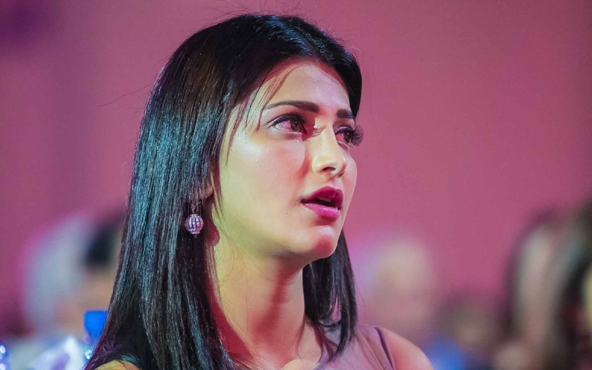 Shruti Hassan Saying Movement Photo - Shruti Haasan Face Closeups - HD Wallpaper 