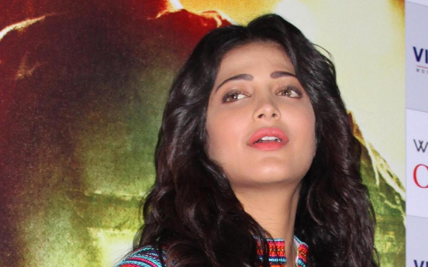 Shruti Haasan New Look - HD Wallpaper 