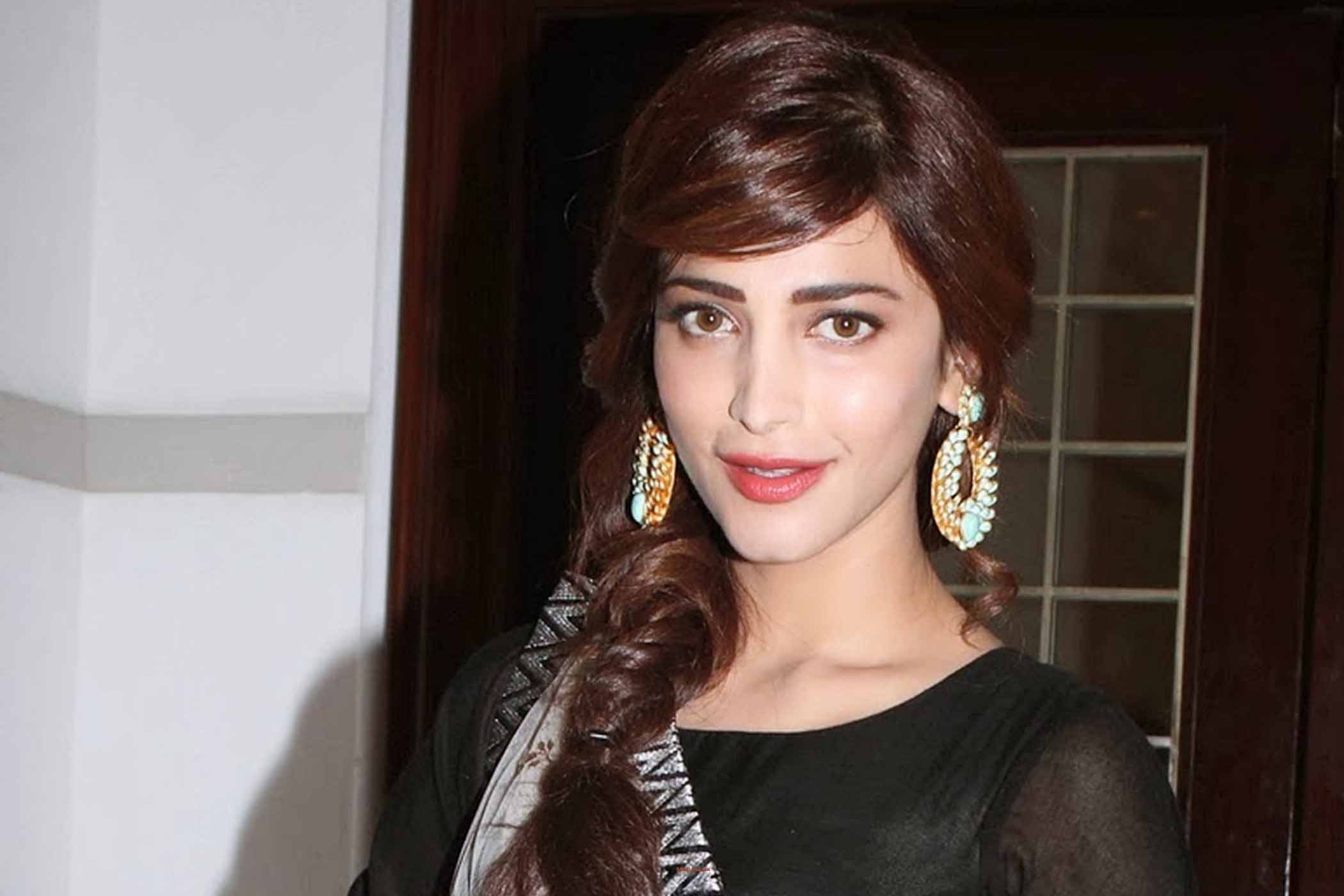 Shruti Hassan Wear A Nice Ear Rings Wallpapers And - Hd Wwallpapers Of Shruti Hassan - HD Wallpaper 
