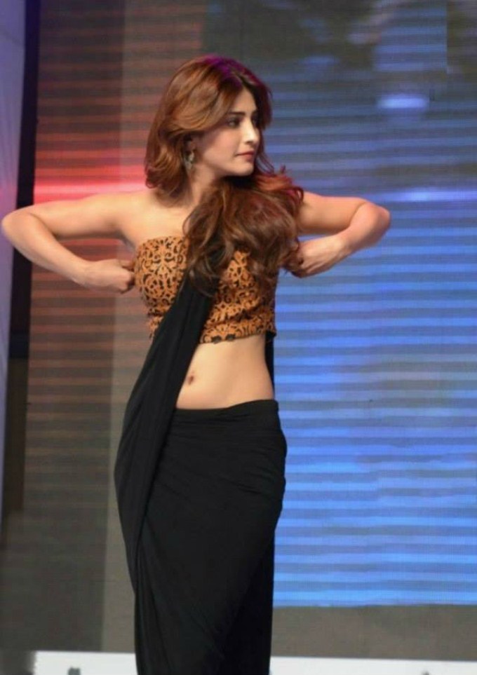 Shruti Haasan - Latest Plain Saree Design - HD Wallpaper 