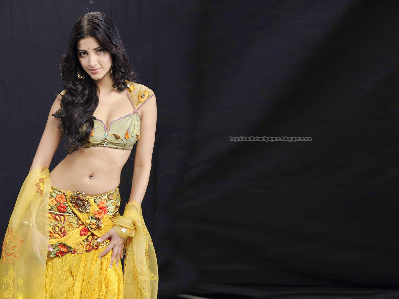 Shruti Hassan Anaganaga O Dheerudu - HD Wallpaper 