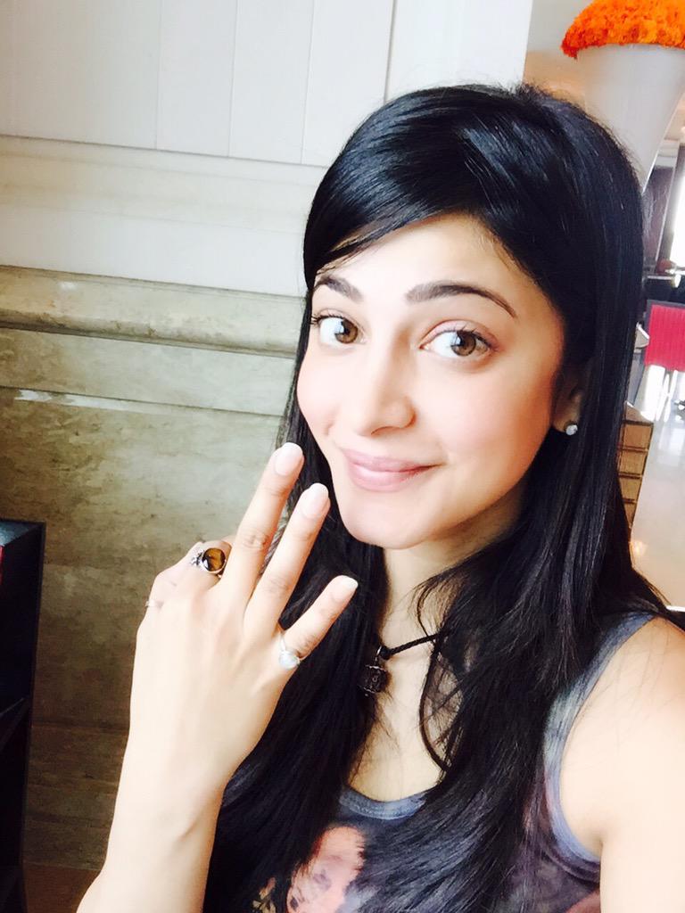 Shruti Hassan Selfie - HD Wallpaper 