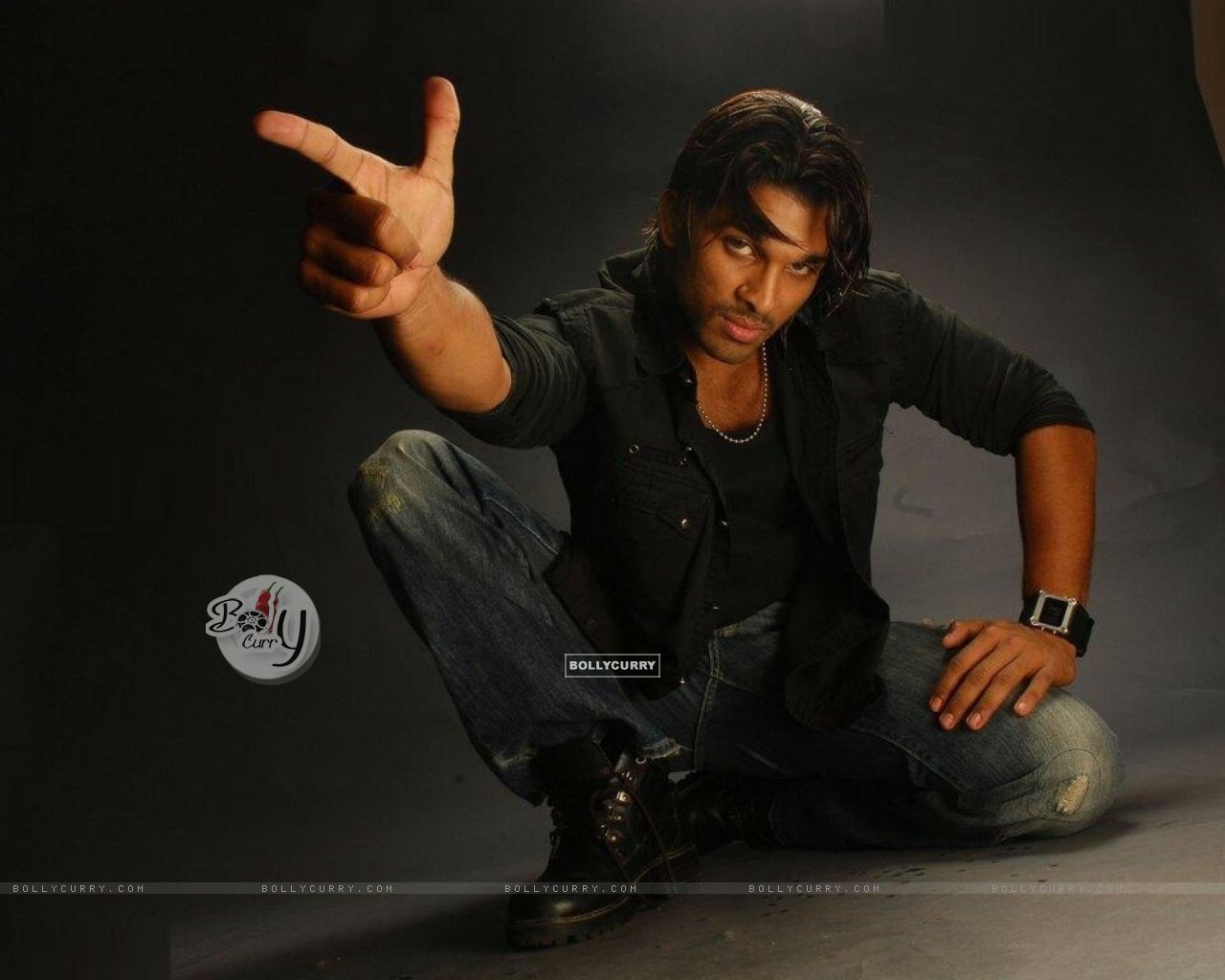 Allu Arjun Size - Sitting - HD Wallpaper 