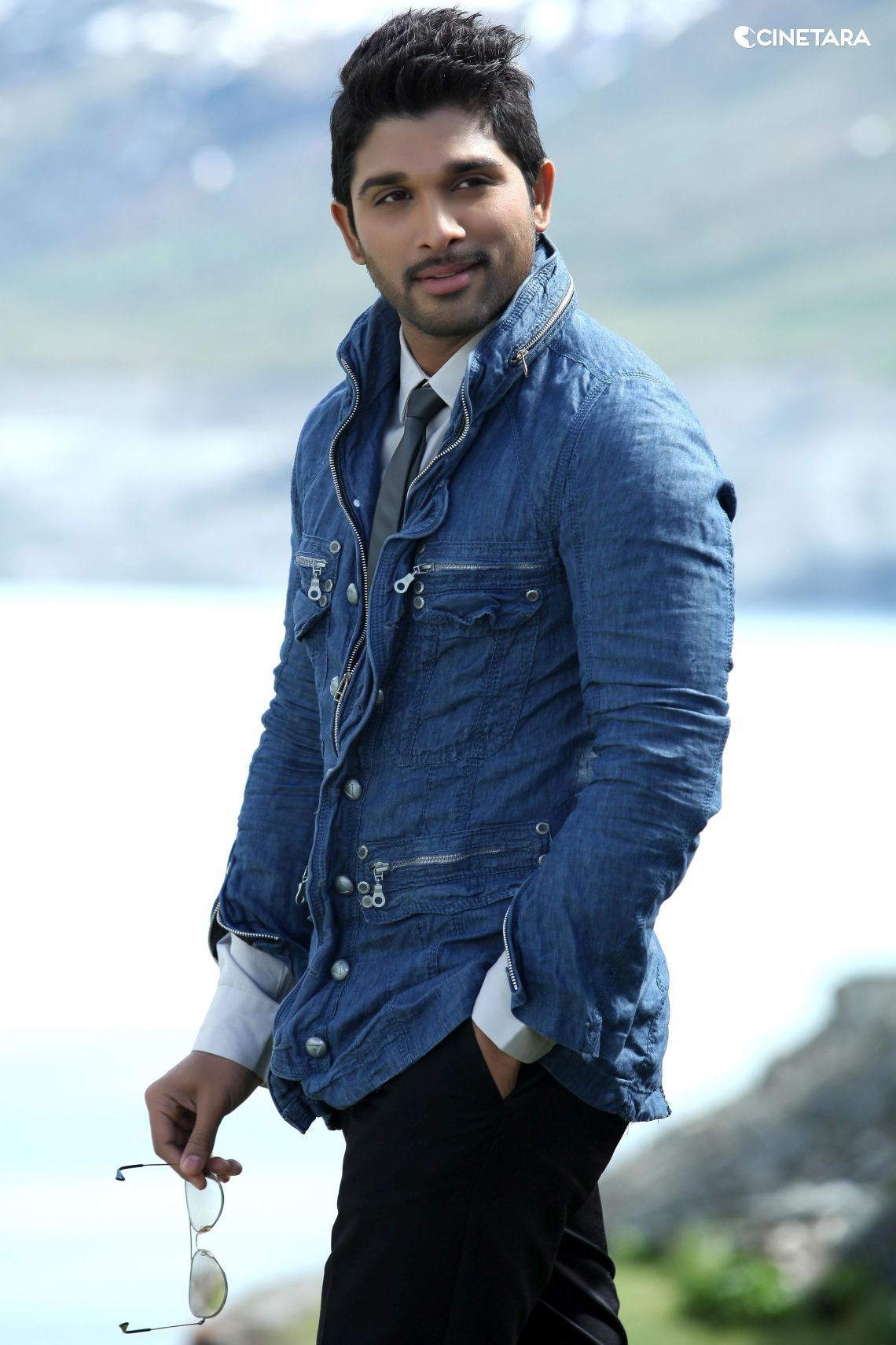 Free Download Allu Arjun Wallpapers Group - Allu Arjun In Gala Gala Song - HD Wallpaper 