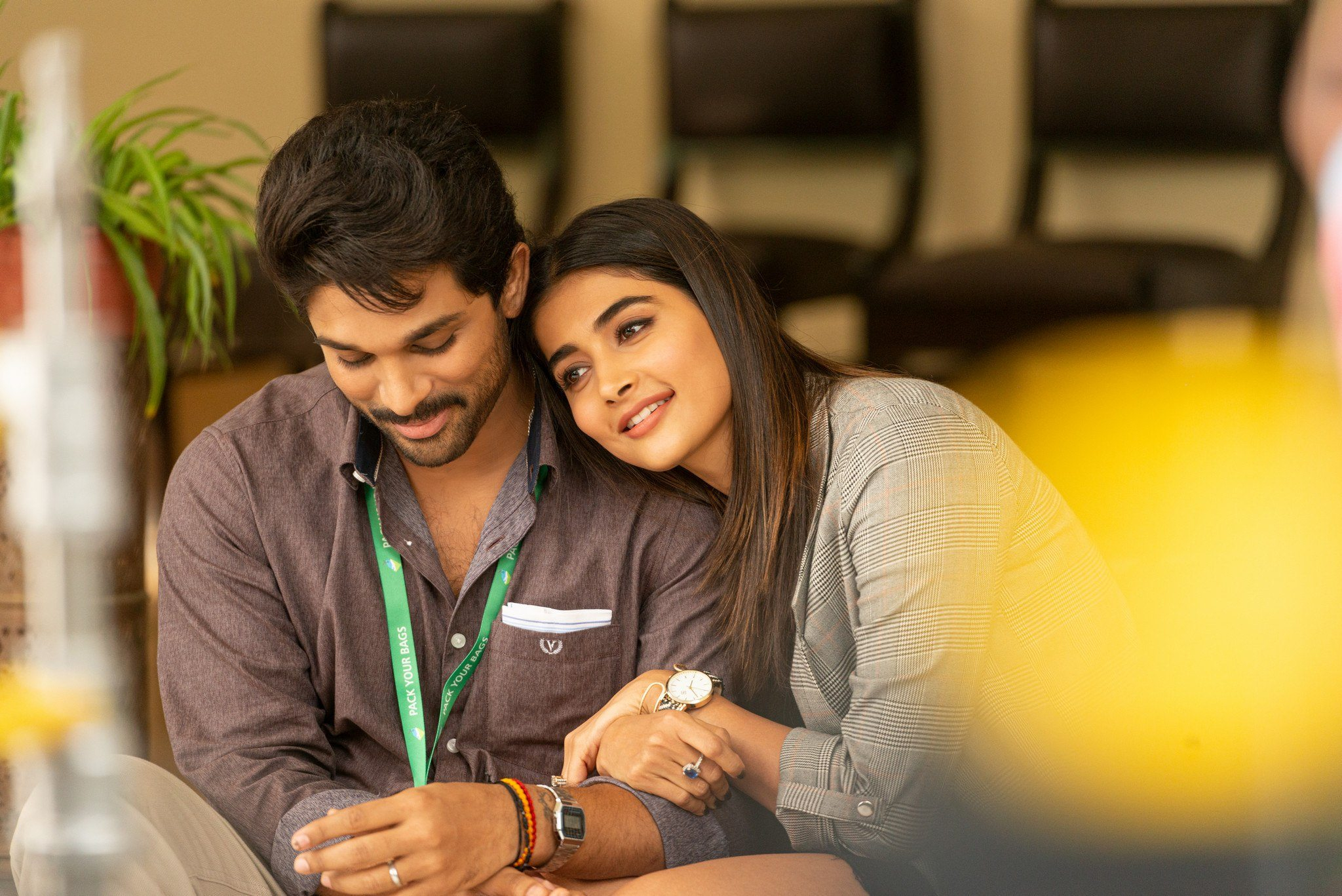 Ala Vaikuntapuramlo Movie Hd Stills Allu Arjun, Pooja - Pooja Hegde Ala Vaikunta Puram Lo - HD Wallpaper 