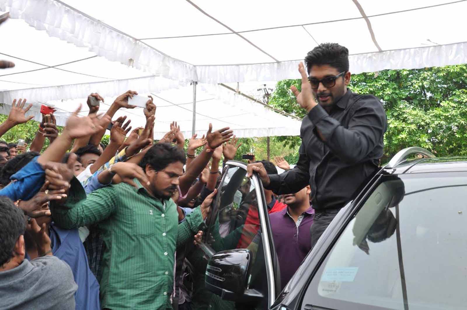 Beautiful Allu Arjun In Black Shirt High Definition - Car - HD Wallpaper 