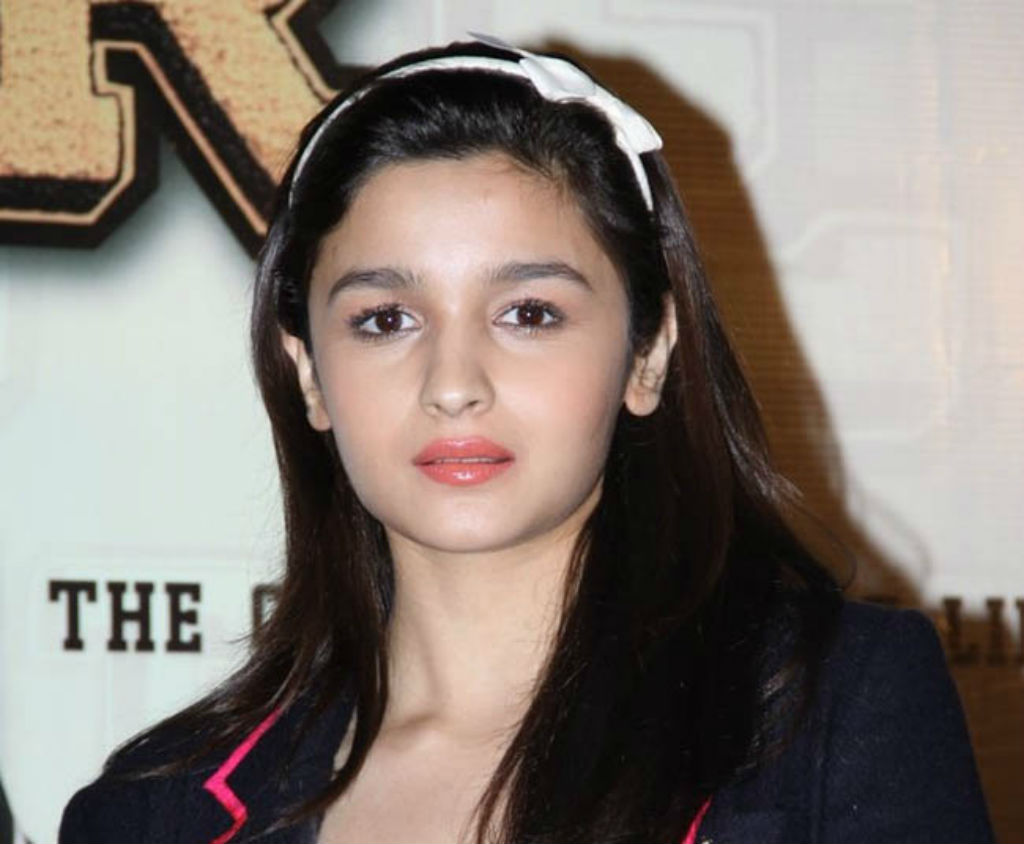 Alia Bhatt Dashing Wallpaper - HD Wallpaper 