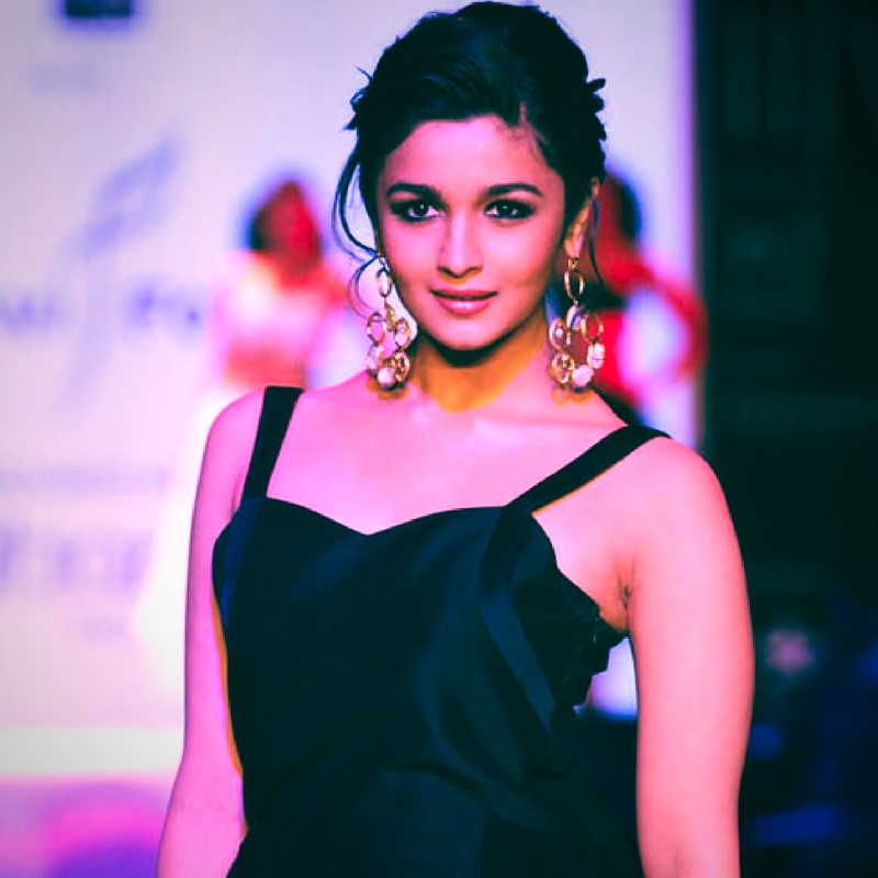 Alia Bhatt Hd Mobile Wallpaper - Bollywood Actress Without Make Up -  800x800 Wallpaper 