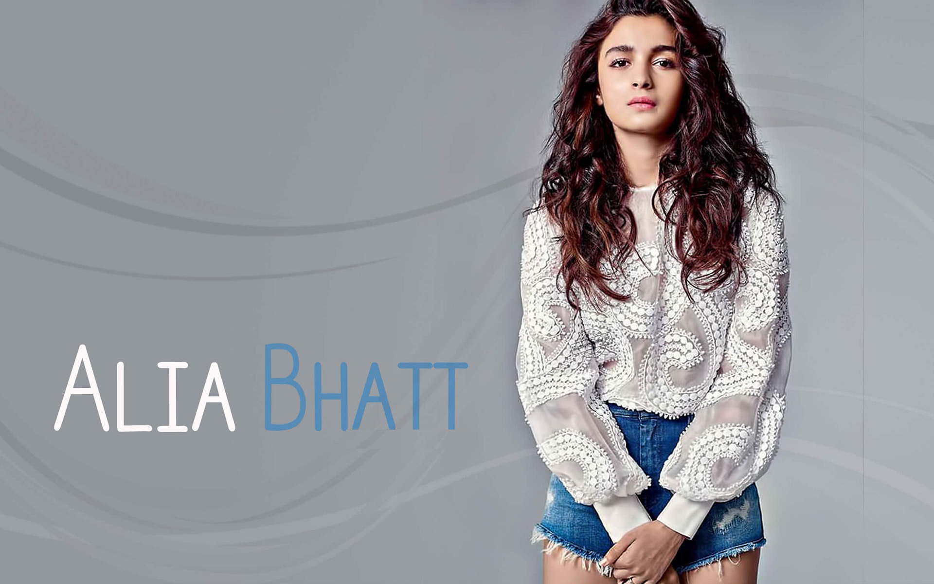 Alia Bhatt Stylish And Hot In Short Jeans High Definition - Alia Bhatt Bollywood Actresses - HD Wallpaper 