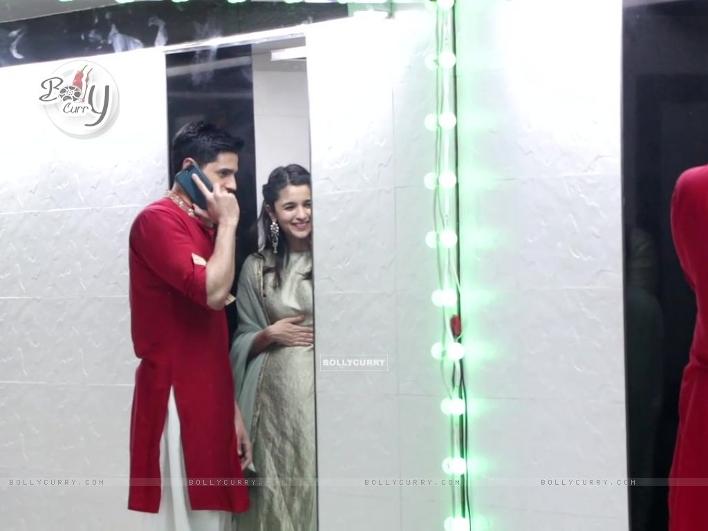 Alia Bhatt Looks Cute In This Picture With Sidharth - Door - HD Wallpaper 