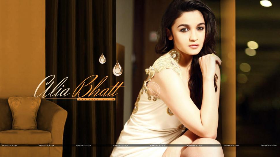 Alia Bhatt Cute Looks Wallpaper,female Celebrities - Alia Bhatt Cute Hd - HD Wallpaper 