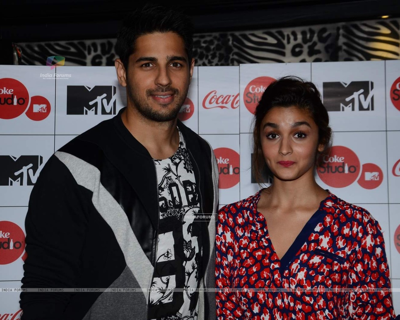 Alia Bhatt And Sid M - HD Wallpaper 