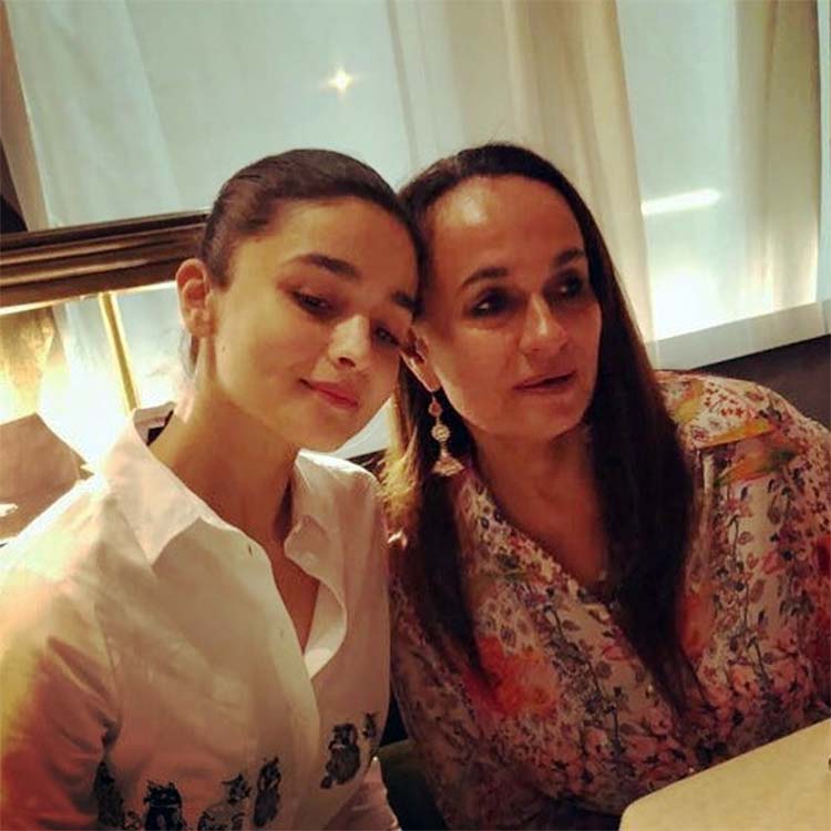 Alia Bhatt’s Cute Candid Click With Mother Soni Razdan - Alia Bhatt Candid - HD Wallpaper 