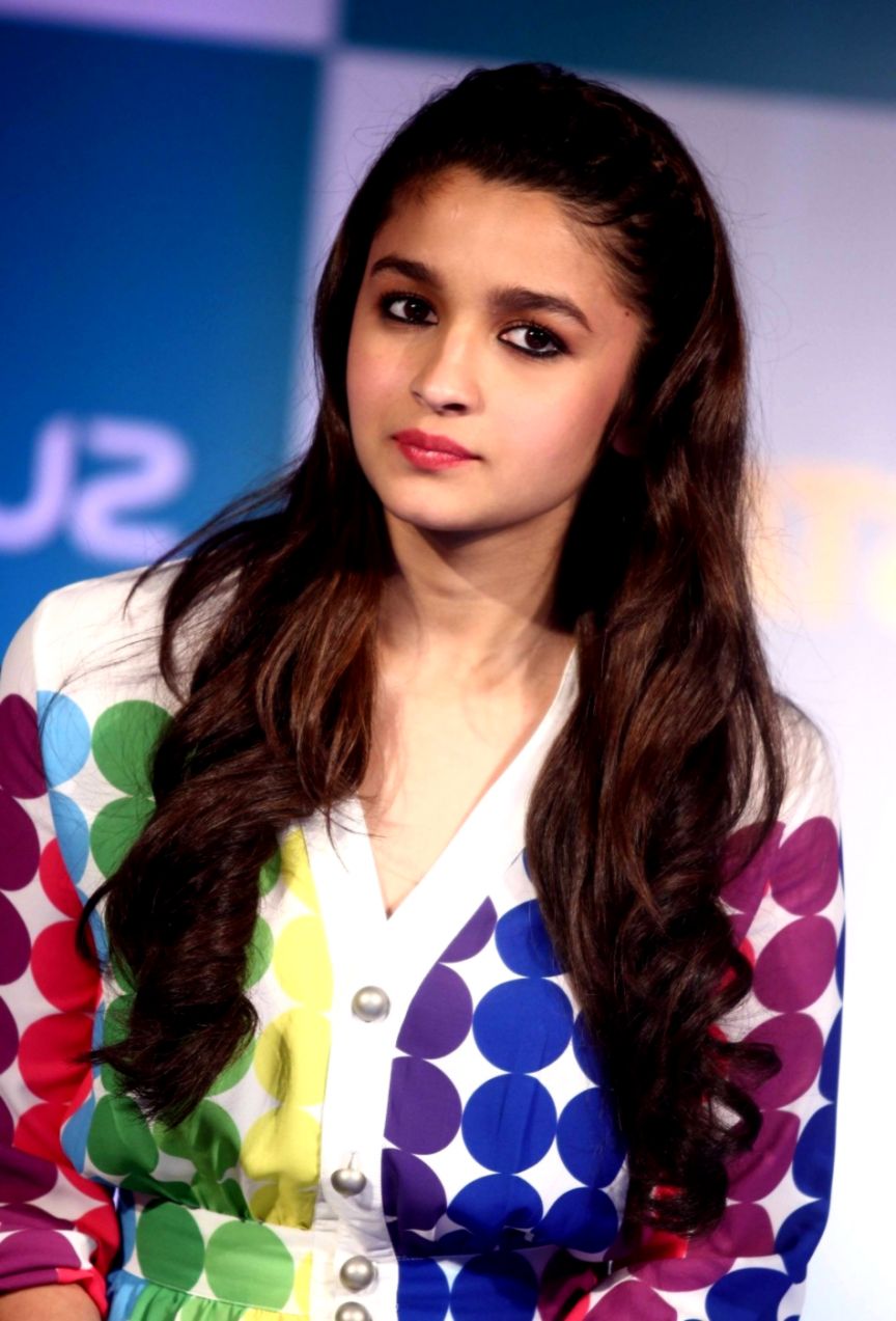 Beautiful Actress Alia Bhatt Close Up Smile Face Wallpaper - Girl - HD Wallpaper 