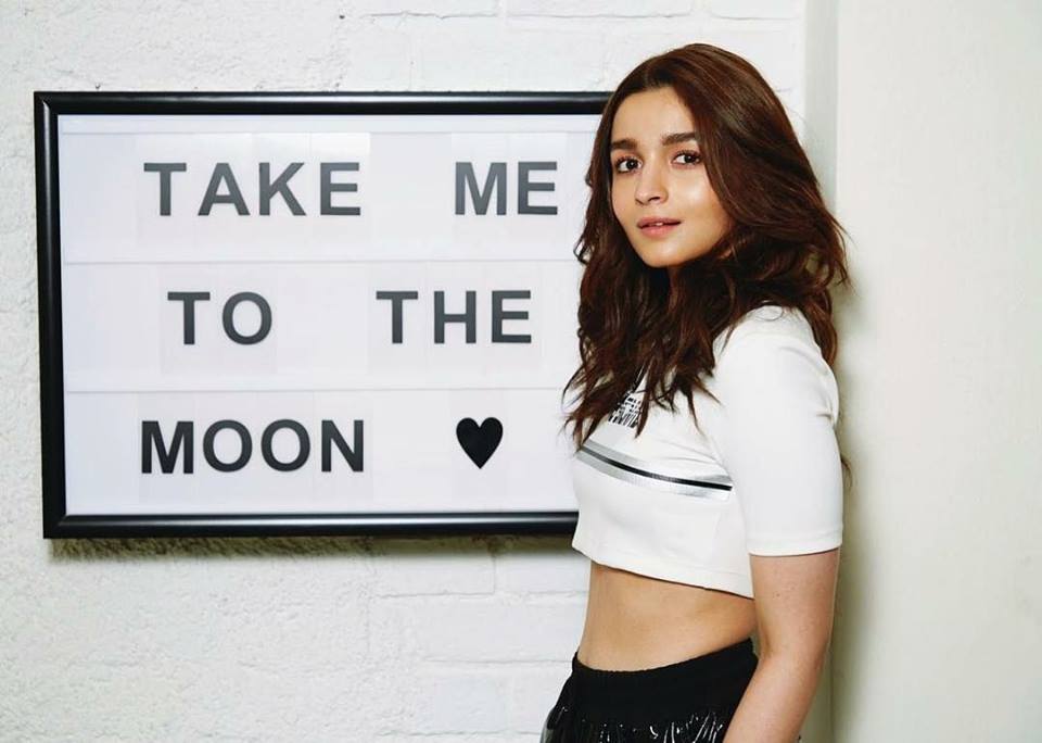 Alia Bhatt Instagram Images Download - Alia Bhatt In Crop Top - HD Wallpaper 